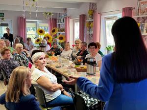 Zdjęcia przedstawiają uczestników Debaty Społecznej, która odbyła się w Zdzieszowicach w Domu Dziennego Pobytu "Jarzębina".