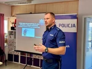 Zdjęcia przedstawiają uczestników Debaty Społecznej, która odbyła się w Zdzieszowicach w Domu Dziennego Pobytu "Jarzębina".