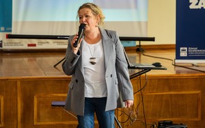 Zdjęcie przedstawia uczestników Debaty Społecznej w ZSZ w Krapkowicach