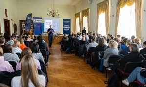 Zdjęcie przedstawia uczestników Debaty Społecznej w ZSZ w Krapkowicach