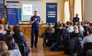 Zdjęcie przedstawia uczestników Debaty Społecznej w ZSZ w Krapkowicach