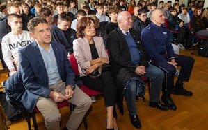 Zdjęcie przedstawia uczestników Debaty Społecznej w ZSZ w Krapkowicach