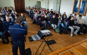Zdjęcie przedstawia uczestników Debaty Społecznej w ZSZ w Krapkowicach