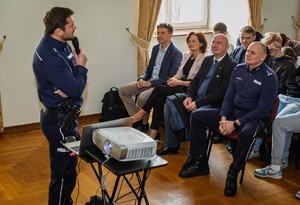 Zdjęcie przedstawia uczestników Debaty Społecznej w ZSZ w Krapkowicach