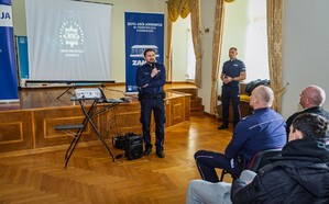 Zdjęcie przedstawia uczestników Debaty Społecznej w ZSZ w Krapkowicach