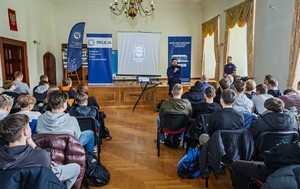 Zdjęcie przedstawia uczestników Debaty Społecznej w ZSZ w Krapkowicach