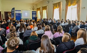 Zdjęcie przedstawia uczestników Debaty Społecznej w ZSZ w Krapkowicach