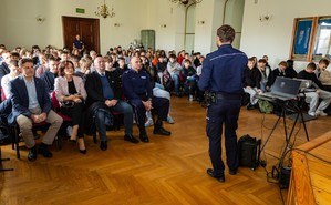 Zdjęcie przedstawia uczestników Debaty Społecznej w ZSZ w Krapkowicach