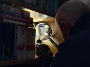 Zdjęcie przedstawia funkcjonariusza szukającego ładunku