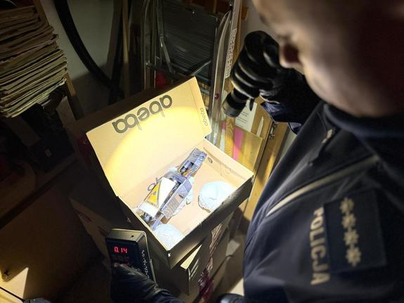 Zdjęcie przedstawia funkcjonariusza szukającego ładunku