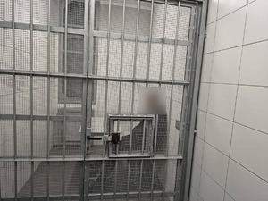 widoczny mężczyzna jedzący w celi