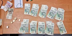 Zdjęcie przedstawia zabezpieczone mienie pochodzące z przestępstwa