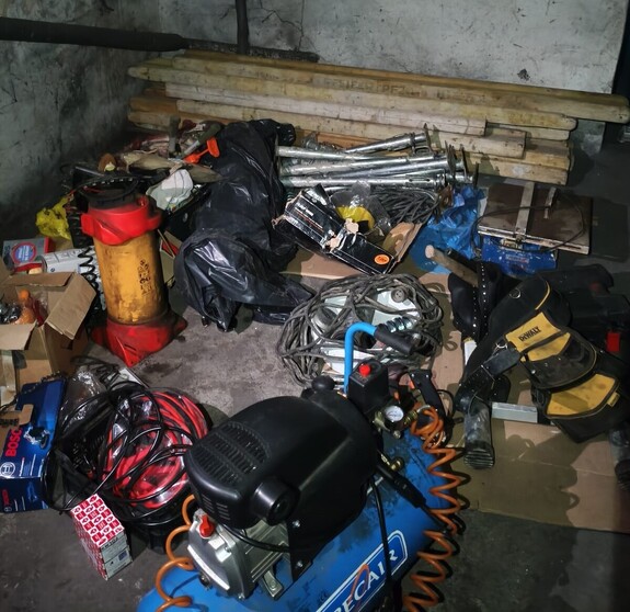 Zdjęcie przedstawia narzędzia pochodzące z przestępstwa