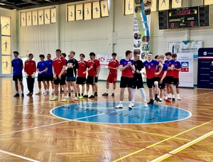 Zdjęcie przedstawia zawodników uczestniczących w Turnieju o Puchar Komendanta Powiatowego Policji w Krapkowicach