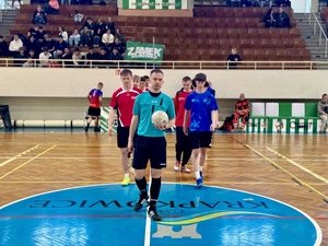 Zdjęcie przedstawia zawodników uczestniczących w Turnieju o Puchar Komendanta Powiatowego Policji w Krapkowicach