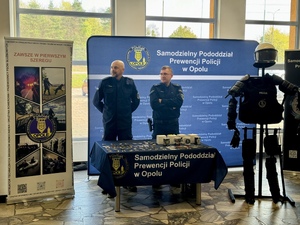 Zdjęcie przedstawia zawodników uczestniczących w Turnieju o Puchar Komendanta Powiatowego Policji w Krapkowicach