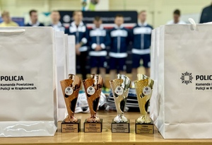 Zdjęcie przedstawia zawodników uczestniczących w Turnieju o Puchar Komendanta Powiatowego Policji w Krapkowicach