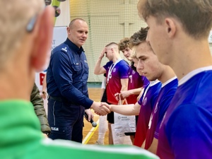 Zdjęcie przedstawia zawodników uczestniczących w Turnieju o Puchar Komendanta Powiatowego Policji w Krapkowicach