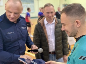 Zdjęcie przedstawia zawodników uczestniczących w Turnieju o Puchar Komendanta Powiatowego Policji w Krapkowicach