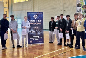 Zdjęcie przedstawia zawodników uczestniczących w Turnieju o Puchar Komendanta Powiatowego Policji w Krapkowicach