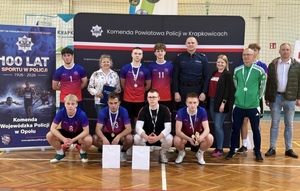 Zdjęcie przedstawia zawodników uczestniczących w Turnieju o Puchar Komendanta Powiatowego Policji w Krapkowicach