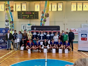 Zdjęcie przedstawia zawodników uczestniczących w Turnieju o Puchar Komendanta Powiatowego Policji w Krapkowicach