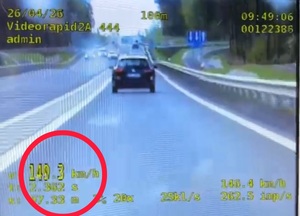Zdjęcie przedstawia pojazd. W znaczniku "O" prędkość zmierzona