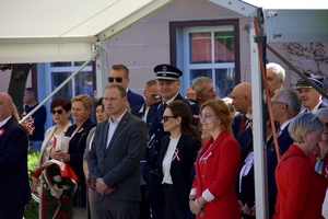 Zdjęcie obrazuje osoby uczestniczące w Obchodach Święta Konstytucji 3 Maja