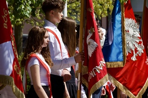 Zdjęcie obrazuje osoby uczestniczące w Obchodach Święta Konstytucji 3 Maja