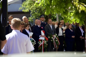 Zdjęcie obrazuje osoby uczestniczące w Obchodach Święta Konstytucji 3 Maja