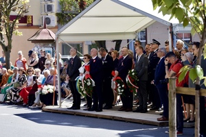 Zdjęcie obrazuje osoby uczestniczące w Obchodach Święta Konstytucji 3 Maja