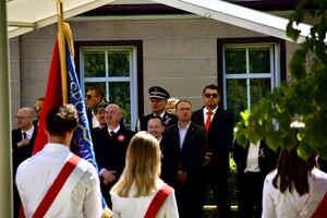 Zdjęcie obrazuje osoby uczestniczące w Obchodach Święta Konstytucji 3 Maja
