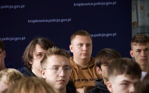 Uczniowie podczas wizyty w Komendzie