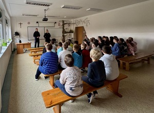 Spotkanie funkcjonariuszy w szkole podstawowej w Walcach