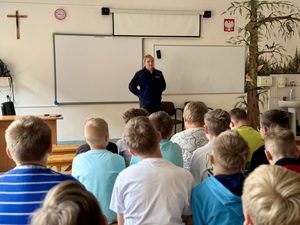 Spotkanie funkcjonariuszy w szkole podstawowej w Walcach