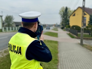 Zdjęcie przedstawia policjanta na drodze