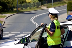 Zdjęcie przedstawia policjanta na drodze