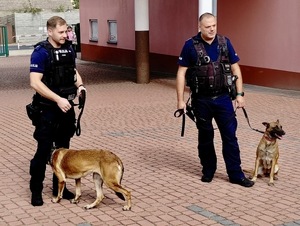 Zdjęcie przedstawia spotkanie z funkcjonariuszami w ramach akcji Bezpiecznej Drogi do Szkoły