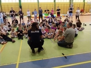Zdjęcie przedstawia spotkanie z funkcjonariuszami w ramach akcji Bezpiecznej Drogi do Szkoły