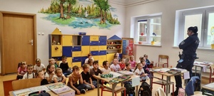 Zdjęcie przedstawia funkcjonariusza na spotkaniu w ramach akcji Bezpieczna Droga do Szkoły