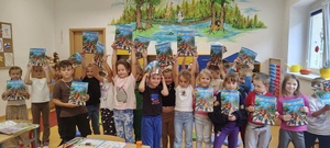 Zdjęcie przedstawia funkcjonariusza na spotkaniu w ramach akcji Bezpieczna Droga do Szkoły