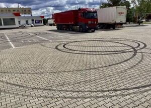 Zdjęcie przedstawia pozostawiony ślad opon po drifcie na nawierzchni