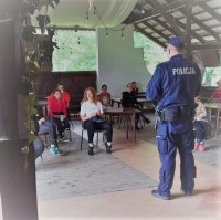 policjanci w trakcie wizyty w stadninie