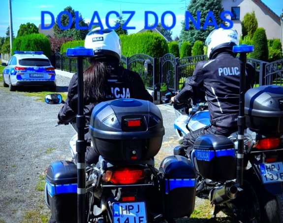 Policjant i policjantka ruchu drogowego na motocyklach służbowych, w tle radiowóz policyjny