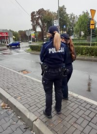 Dwie policjantki kontrolują ulice w Krapkowicach pod kątem stosowania się przez ludzi do obowiązku zasłaniania ust i nosa w związku z pandemią Covid-19