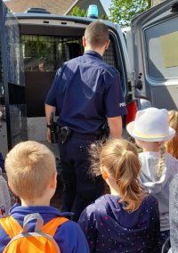 policjant, radiowóz, dzieci