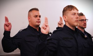 Zdjęcie przedstawia policjantów podczas ślubowania.