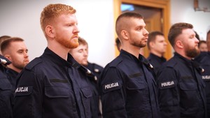Policjanci stoją w szeregu.