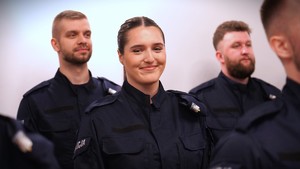 Zdjęcie przedstawia uśmiechnięta policjantką.